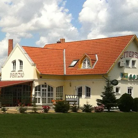 Golf Etterem Es Panzio Гостевой дом *